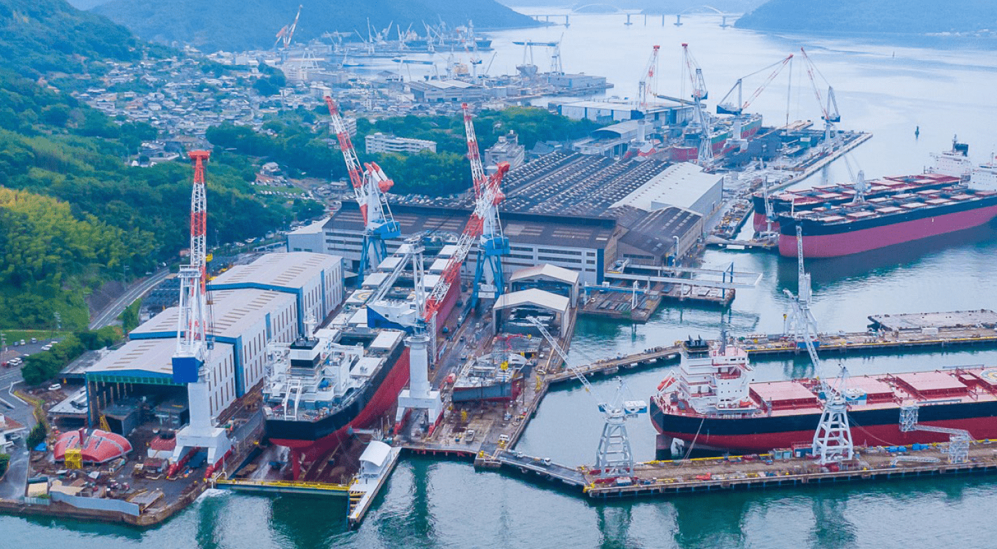 私たちは神原汽船株式会社です。｜上空からの神原汽船の画像