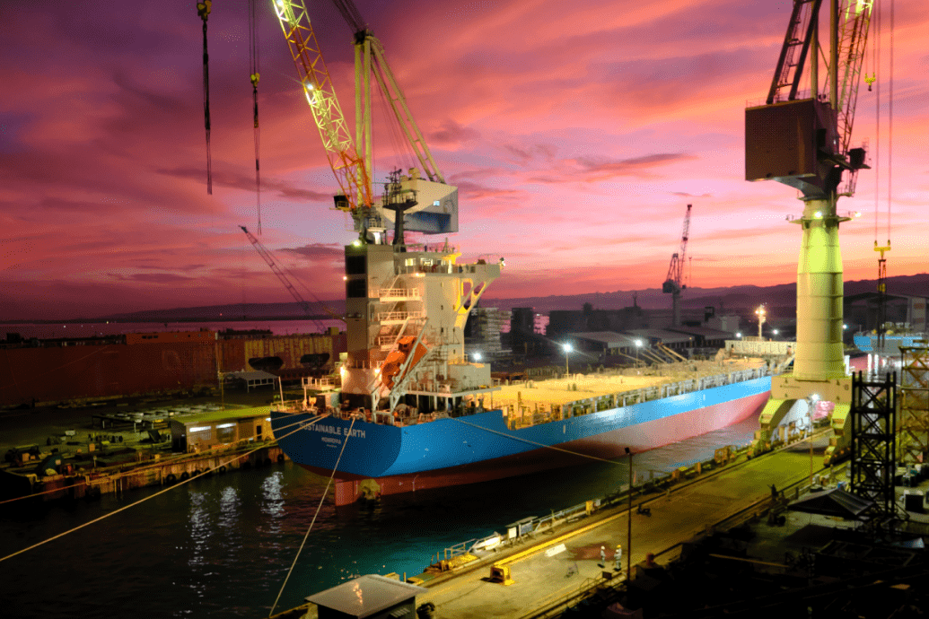 夜の港の定期サービス戦