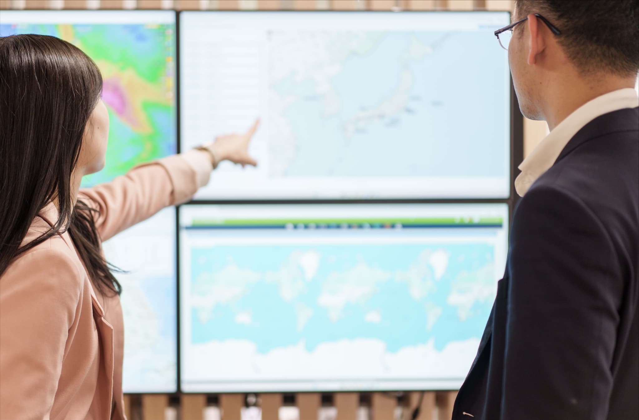 定期コンテナ船が海を渡るイメージ