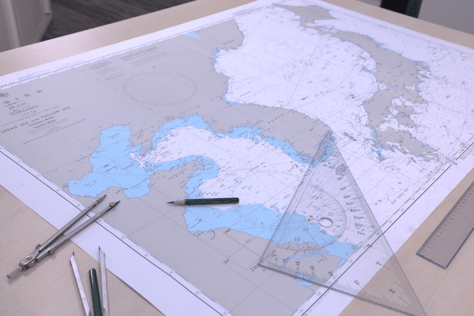 海運図を広げたイメージ