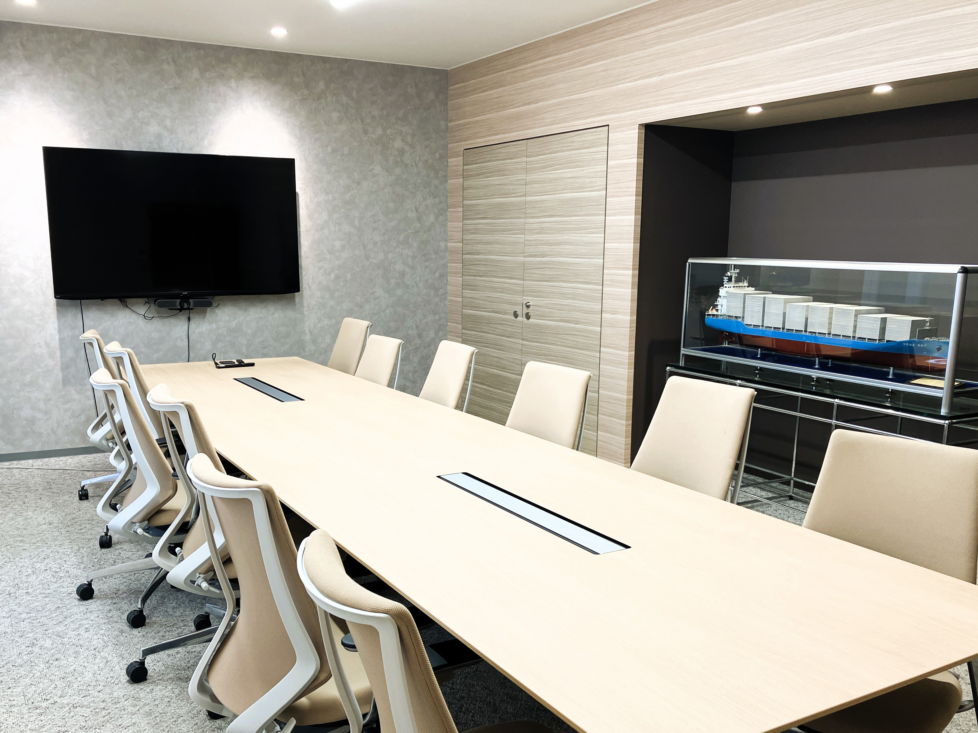 会議室で会議を行うイメージ