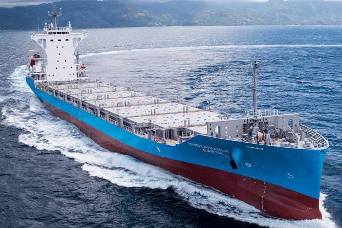 定期コンテナ船が海を渡るイメージ